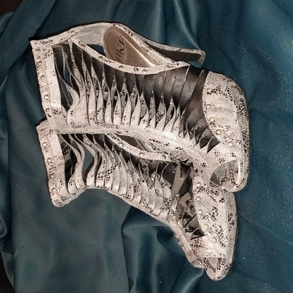 BKE sole grey and black leather scaled heels  |  Women’s size 8 1/2